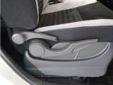 【ハイトアジャスター】レバーの上下操作だけで、座面を運転しやすい高さへ簡単に調節できます。