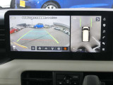 クルマを空から見たような映像が映る、アラウンドビューモニターで、車両周辺の安全確認も一目できます!小さなお子様や障害物も確認できるので、運転のしやすさだけではなく事故防止にも役立ちます♪