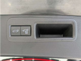 バックドアはパワーバックドアです。高い位置まで開く重たいドアをボタン操作で閉められる嬉しい装備です。スイッチまたはキー操作で開閉できるので、荷物を持っていても安心です。