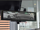 後方をカメラで映しだす機能が付いたスマートルームミラー!ルームミラーの下のレバーを変えるだけで、後席に大きな荷物が乗っていても、後方をカメラを確認できる便利機能!。