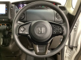 ハンドルにHondaセンシング系のクルーズコントロールやレーンキープアシストなどのスイッチと、オーディオの操作スイッチが装備されています。ハンドルから手を離さず安全に操作できます。
