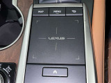 手元でナビゲーションなどの操作を可能にする「リモートタッチ」は、運転姿勢の変化を抑制し、スムーズな操作が可能です。