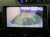 車両後方の映像を映すバックモニター。進路を確認しながら安全に車庫入れできます。