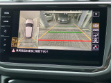 アラウンドビューカメラとパークディスタンスコントロール。前後バンパーに設置されたセンサーが障害物を検知するとセンサーが発動、障害物との距離感をディスプレイで視認することができます。
