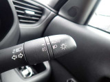 オートライト機能が装備されており暗い場所に入ると車両が検知しライトのON・OFFを自動的に切り替えてくれますので非常に便利な装備です♪