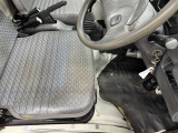 運転席シート足元です。