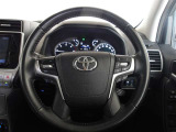 快適な操作性の運転席、ハンドルも綺麗に清掃済みです。もちろん安全を守るエアバッグも装備しているので安心してお乗りいただけます。