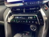 デュアルエアコンとは、運転席と助手席で、個別に温度設定ができる機能です。気温の感じ方は、人それぞれ違うもの。乗る人に優しい機能ですね。