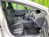 運転席まわりには十分なスペースがあり、大柄な方でもゆったり運転していただける環境です。