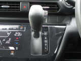 CVT(無断変速機)採用で滑らかな加速が出来ます! インパネシフトなので足元も広々です☆