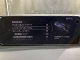 カメラが車線を認識してはみ出しそうになるとステアリングアシストが介入するレーン・キープ・アシストシステムを装備しております。お好みで作動・非作動の設定も可能です。