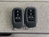 ☆スマートキー☆ドアの開錠・施錠はもちろんですが、エンジンをかけるときも鍵を取り出さなくて大丈夫ですよ♪両手に荷物をお持ちの時でも、大変便利で使い易い装備です☆