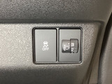ハンドルの右側にはヘッドライトレベライザーとVSA(ABS+TCS+横滑り抑制)の解除スイッチがついています。ヘッドライトレベライザーは道路状況や積荷の加重に応じてライトの高さを調節できます。