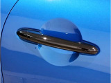 【スマートキー】車両のキーをカバンやポケットに入れたまま、お車の開閉が可能で御座います。お車の前に立ってキーを探す必要が御座いません。