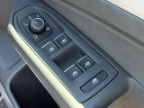 運転席ドアに集約されたパワーウィンドスイッチで全窓をスマートに操作できます。