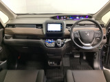 車内は光触媒抗菌消臭施工済です。スタイリッシュなデザインで暖かみのあるインパネ周りを演出します。グローブボックスやカップホルダーのほかにトレーなどたくさんの収納スペースが装備されています。