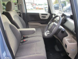 運転席の足元も広く運転しやすいです!!