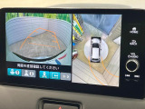 【マルチビューカメラシステム】専用のカメラにより、上から見下ろしたような視点で360度クルマの周囲を確認することができます☆死角部分も確認しやすく、狭い場所での切り返しや駐車もスムーズに行えます。
