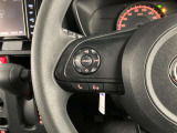 運転中、オーディオの操作をしてて、ハッとしたことはありませんか?ステアリングスイッチは、運転中でもハンドルでオーディオの操作が可能です。安全なドライブをサポートします。