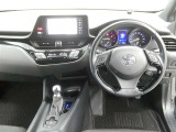 運転席からの視界はこんな感じです☆お気軽にご来店いただき、実際に座って是非お確かめください。ドライバーに寄り添う快適な操作フィールをもたらすステアリングです。