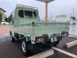 後ろ姿とサイドのバランスが分かる一枚。テール周りの印象や角の状態、荷室のイメージも掴めます。