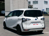明るく広々、落ち着いた店内では、中古車のご検討・ご購入のほか、携帯電話(au)の購入等、様々なご相談に幅広く応えていきます♪