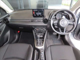 MAZDA2ならではの上質なコクピットです。人間工学に基づいた設計で視認性や長時間の運転にも対応できる設計になっています!