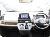 操作性に優れた運転席となります!小物入れや各ボタンの配置にこだわり、使いやすいです!座り心地もよく視認性も良好なのでロングドライブもお任せ下さい!