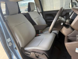 厚みをしっかりとったシートは、長時間運転の疲れを大幅軽減!センターアームレストもついておりくつろいでドライブを楽しんでいただけます☆