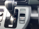 電子パーキングシステム搭載車です。ブレーキホールド機能もついております。アクセルペダルを踏めば自動的に解除します。