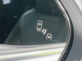 【ブラインドスポットモニター】走行中、ドアミラーの死角になりやすい箇所に後続車が接近するとサイドミラーのレンズに警告を表示!ドライバーに注意喚起をしてくれます。