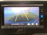 【バックカメラ】運転が苦手な方も車庫入れラクラクです!ギアをリバースに入れれば自動的に切り換わりますので、面倒な操作は不要です♪狭い駐車場もお車を傷つけず安心ですね!