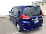 コンビネーションランプを高い位置に配置、後続車に見やすいデザインで安全にも配慮。