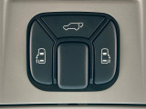 【両側スライドドア】駐車場で隣の車との間隔が狭く乗りにくい時、スライドドアなら安心!ドアオープン時も幅を取らず、開口部が広いので乗り降りがとっても簡単です。大きな荷物の出し入れも後席から可能♪