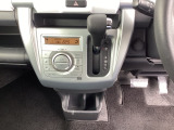 足元スッキリ、インパネシフトです。パーキングブレーキはフットブレーキタイプなので、運転席と助手席の間がスッキリしています。
