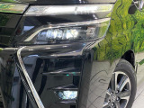 【LEDヘッドライト】悪天候や夜間走行時も良好な視界を確保し安心して運転できる高輝度LEDヘッドライトを装備!点灯速度が早く、消費電力も抑えられています。