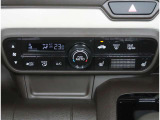 車内の温度を快適に保つ【オートエアコン】です。