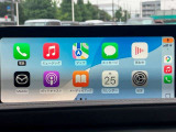 お手元のスマートフォンと接続して頂く事で使用可能な「Apple CarPlay/Android Auto」電話の応答は勿論、メッセージの受信やLINE、音楽接続からナビアプリの使用まで幅広く活躍致します。