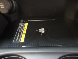 スマホの充電などに便利なワイヤレス充電器が付いてます。足元にコードが散らかることがなくなり、すっきり充電できます。