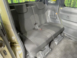 広々とした2列目シートは居住性が高く、居心地も快適!友達や家族とのお出かけにぴったりです。ベビーシートやチャイルドシート使用時も快適にお過ごしいただける十分な空間を確保しています。