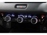 運転席と助手席の温度設定の変更が可能な左右独立タイプのデュアルエアコンです♪♪♪暑がりな人・寒がりな人も誰もが車内を快適にお過ごしいただけます♪♪♪