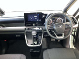 運転席周りのレイアウトをご覧ください。ナビゲーションが綺麗に装着されすっきり収まってますね!