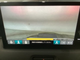 【バックカメラ】運転が苦手な方も車庫入れラクラクです!ギアをリバースに入れれば自動的に切り換わりますので、面倒な操作は不要です♪狭い駐車場もお車を傷つけず安心ですね!