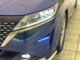 【LEDヘッドライト】悪天候や夜間走行時も良好な視界を確保し安心して運転できる高輝度LEDヘッドライトを装備!点灯速度が早く、消費電力も抑えられています。