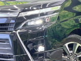 【LEDヘッドライト】悪天候や夜間走行時も良好な視界を確保し安心して運転できる高輝度LEDヘッドライトを装備!点灯速度が早く、消費電力も抑えられています。