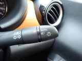 オートライト機能が装備されており暗い場所に入ると車両が検知しライトのON・OFFを自動的に切り替えてくれますので非常に便利な装備です♪