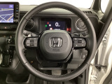 オーディオのチャンネル変更やボリュームなどの操作スイッチの他に、レフトセレクターホイールがついています。中央部を指先で上下に動かすことで、マルチインフォメーション・ディスプレイの各表示が確認できます。