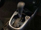 CVT車のセレクトレバーです。低速から高速まで、変速ショックのないスムーズな走りを実現するとともに、エンジン効率のよい領域を維持することで燃費にも貢献します。
