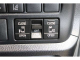 スライドドアの開閉は、ドアハンドルはもちろん運転席からのスイッチ操作でも可能です。お子様の送迎時の乗り降りも一段と楽になります。