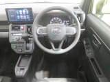 アクティブな雰囲気で、運転中に操作しやすくデザインされたインパネ周り。